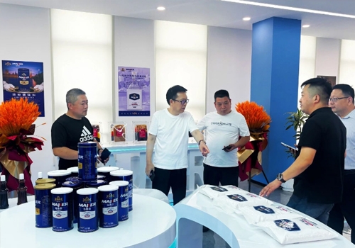 郑州仲和餐饮治理有限公司行政总厨秦广民一行三人，莅临郑州马吉尔食品工业园区调查互换！
