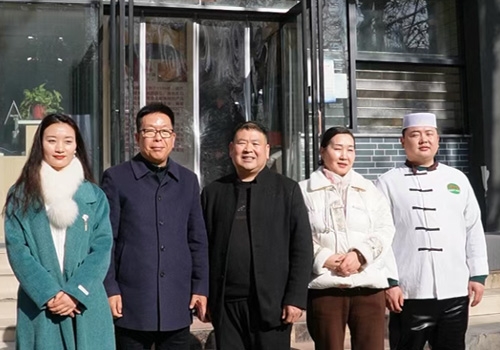郑州马吉尔食品有限公司董事长马董与河南省豫菜文化钻研会胡辣汤专业委员会一行，，，共同走进传承老滋味的膳寿：：碧！！
